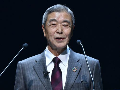 あいさつする成田裕社長
