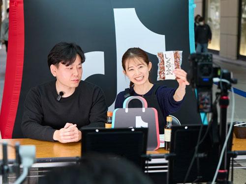 現地からクリエイターがライブ配信