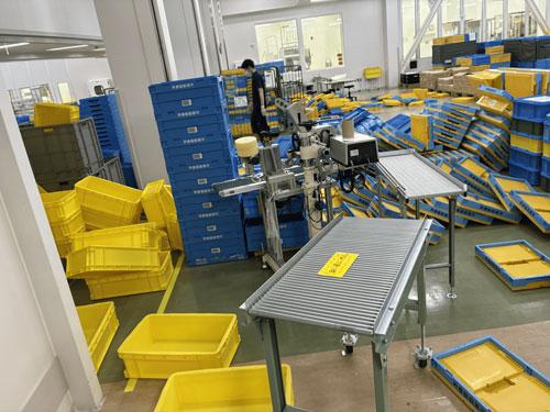 再春館製薬所の製造現場では資材が散乱