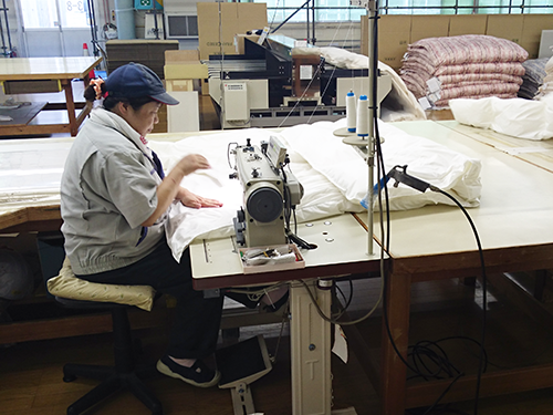 フランスベッド 静岡工場を初公開 羽毛布団の品質を周知 訪販 日本流通産業新聞 日流ウェブ