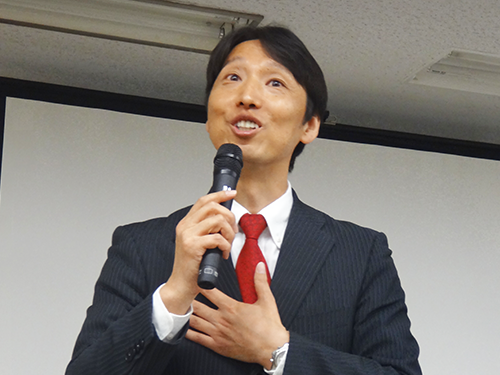 あいさつする土門大幸ＧＭ