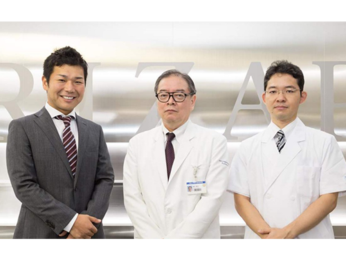 RIZAPグループは東京大学と共同研究を開始。瀬戸社長（写真左）と東京大学医学部の教授