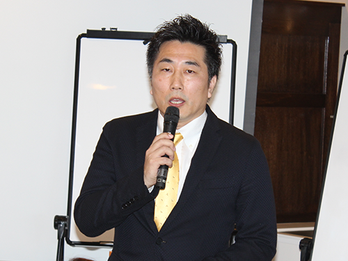 あいさつする堺谷公晴日本支社長