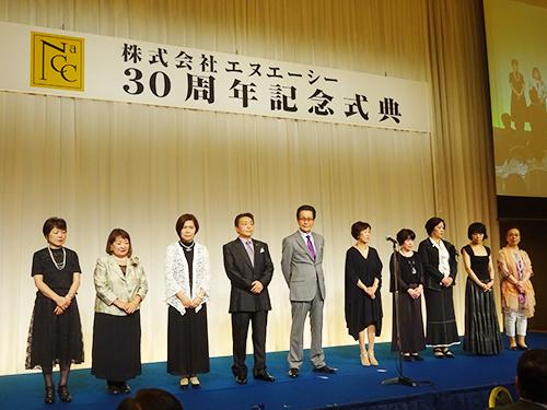 式典では、新たに昇格した会員の紹介や、特別賞の授与、長年勤務する社員の紹介も行われた