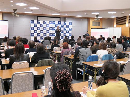 約１００人が参加した「アイシップ健康フォーラム２０１９」会場
