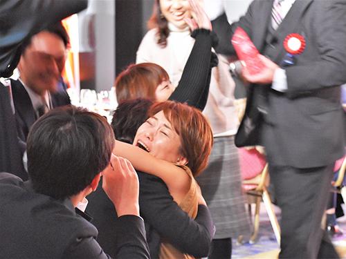 総合８位の「タオル直販店　ヒオリエ／日織恵」は受賞後、ステージ下で仲間と歓喜