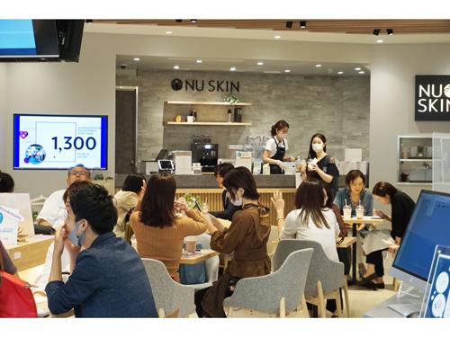 誰でも立ち寄れるカフェを併設