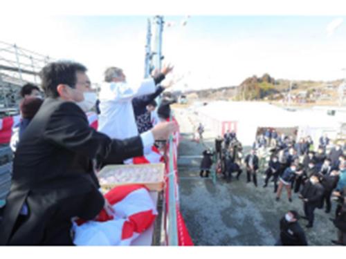 上棟式では餅まきも行われた