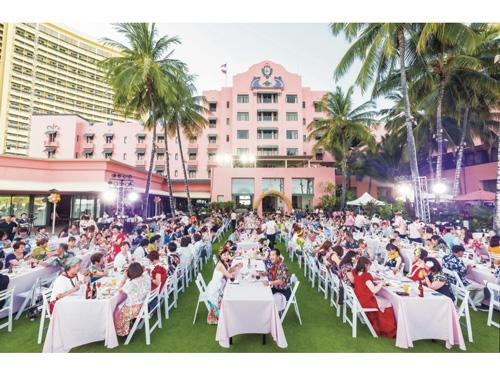 参加者はハワイアンドレス・ムームーをまとい華やかにドレスアップ