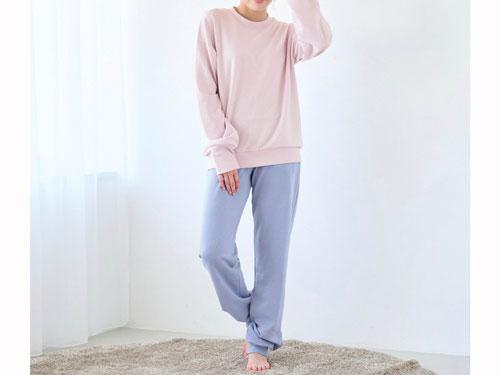 「冷えからからだを守るもっちりコットンパジャマ」は冷え対策で袖と裾が長めになっている