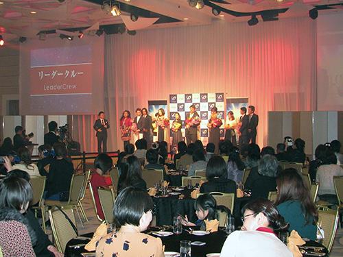 会員ら約２８０人が参集した「クリスマスパーティー」