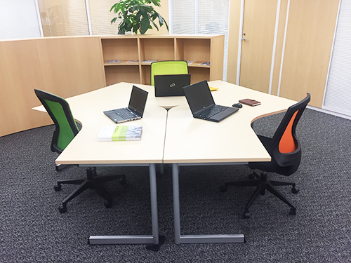 オフィス２４の「ぱっとスル　ブーメラン型デスク」