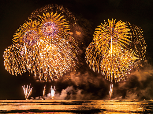 大会エンディングでは、ハワイ最大規模の花火大会を開催