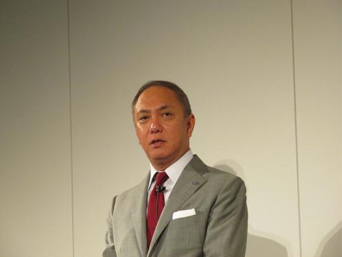 ブランド再構築について説明する須釜憲一社長