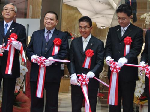 深江今朝夫会長(写真中央)が参加して行われたテープカットのもよう