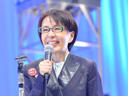 あいさつする和田佳子社長