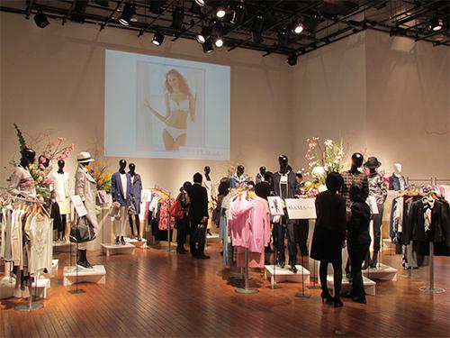 15年春夏商品などを展示したプレス向けの商品説明会