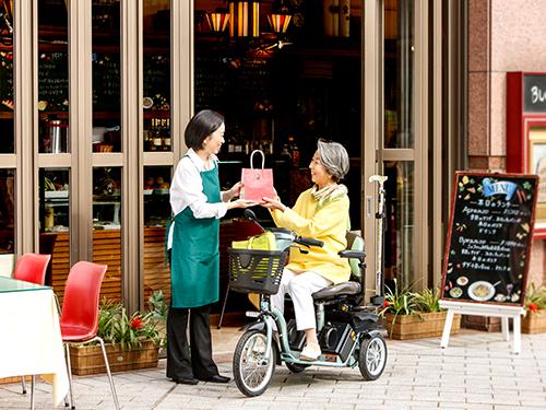 売れ筋商品のハンドル型電動車いす「スマートパル」