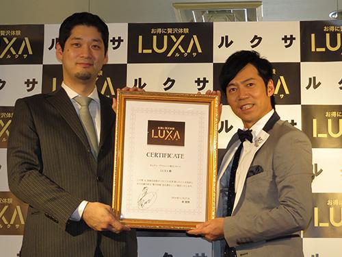 100万人突破記念イベントに登壇した村田社長とタレントの東貴博さん