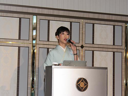 あいさつする佐藤知己社長