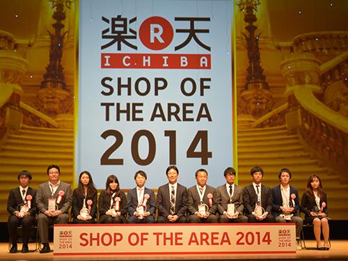 ショップ・オブ・ジ・エリア受賞店舗と高橋理人常務執行役員（中央）