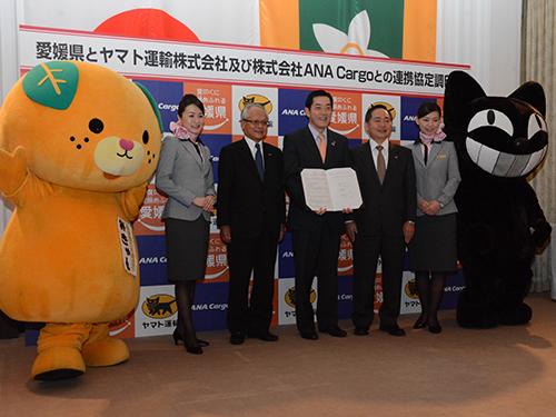 愛媛県庁で行われた調印式のようす