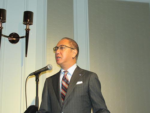 新商品発表会であいさつするアテニアの須釜憲一社長