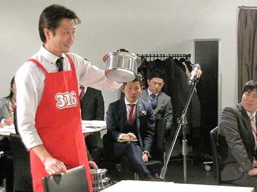 優勝したベストクックは、調理実演の演技を行いながら、ユーモアを交えて軽妙なトークを展開した