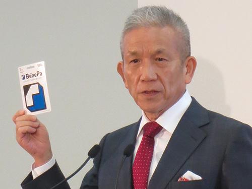 記者会見で説明する原田泳幸社長