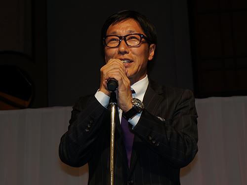 あいさつする濱野斗百礼社長