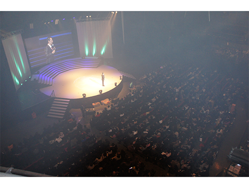 あいさつする藤原誠社長