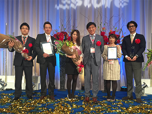 金賞はスウィートマミー（中央２人）、銀賞はビースタイル本店（右側２人）、銅賞は景品パーク（左側２人）が受賞した