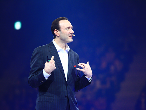 あいさつするロバート・コンリーＣＥＯ