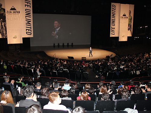 約１２００人の会員が参加した「グランドオープニングイベント」のようす