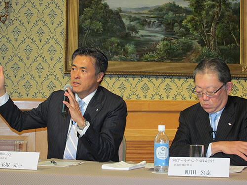 記者会見に応じるローソンの玉塚元一社長（左）とSGホールディングスの町田公志社長