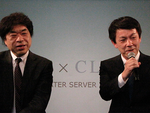 ４月１５日の新商品発表会に登壇したウォーターダイレクトの伊久間努社長（写真右）とカドーの古賀宣行社長（同左）