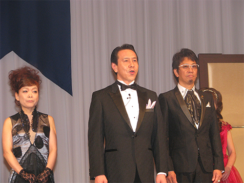 あいさつする真壁孝仁社長（写真中央）