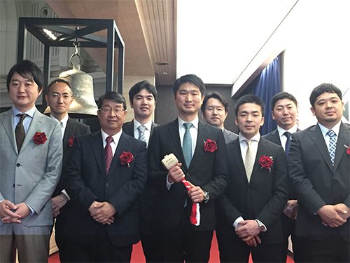 東証アローズ２階のＶＩＰルームにて上場セレモニーの打鐘を終え、記念撮影を行った