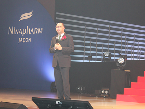 あいさつするイディアス会長