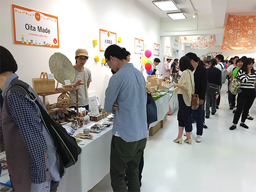 ６４店舗のネットショップが出店し、全国の銘品などを来場者に販売した