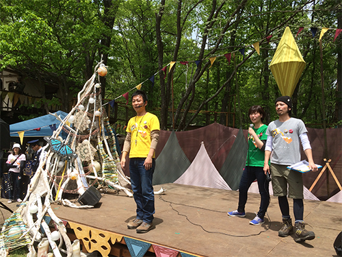 あいさつする井手社長（中央）