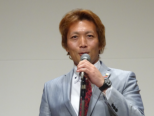 あいさつする糟谷耕一社長