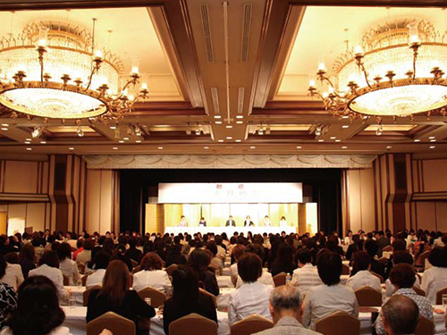 新製品を発表する桃園忠会長