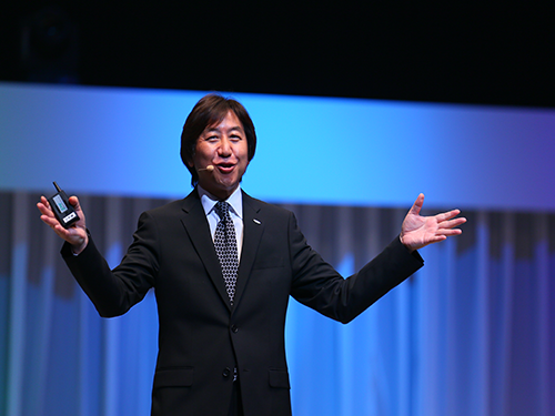 あいさつする堂山昌司社長