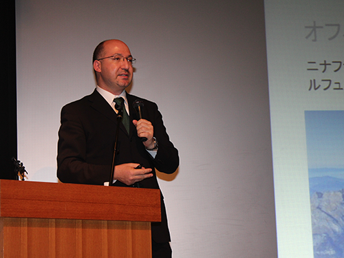 あいさつするイディアス会長