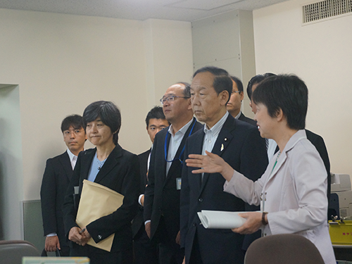 国センを視察する山口大臣（右から２番目）