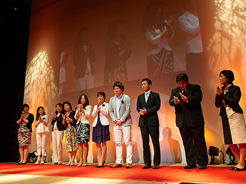 表彰式では、新規タイトル昇格者など、多数の会員が檀上で表彰を受けた