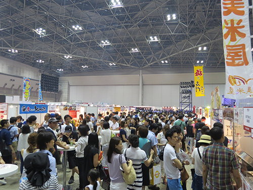 来場者でにぎわう「うまいもの大会」のコーナー