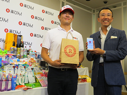 主な取り扱い商品を前に、新サービス開発室・中西勝也氏（右）と配送スタッフ（左）