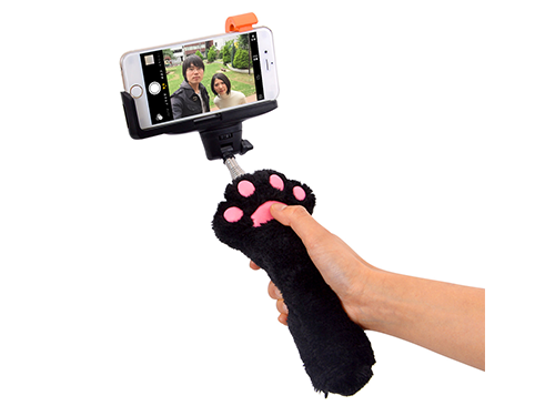 持ち手が猫の手のようになった自撮り棒